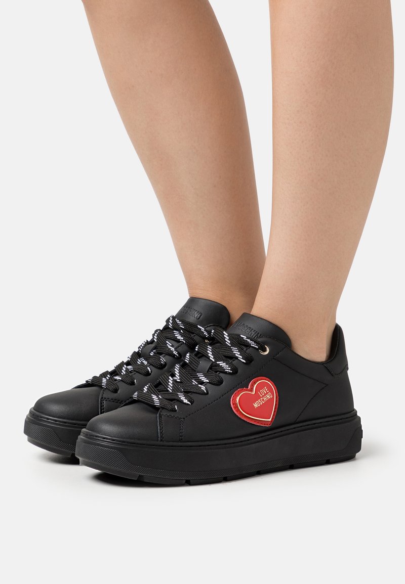 tessuti moschino trainers