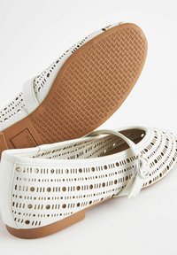 Next FOREVER COMFORT LASERCUT MARY JANE - REGULAR FIT - Pahkluurihmadega baleriinad - white