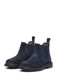 Stivaletti alla caviglia in suede blu navy con pannelli elastici sui lati, suole piatte e linguette posteriori; presentano una texture liscia e una lucentezza sobria.