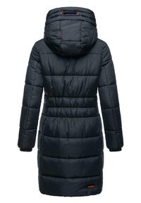 Manteau rembourré navy avec capuche, présentant un design matelassé, des poignets élastiques et une taille cintrée. Équipé d'un cordon de serrage pour l'ajustement de la capuche.