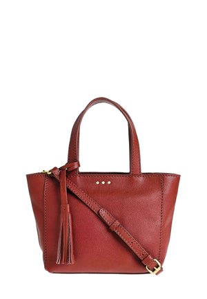 Sac à main en cuir rouge avec deux poignées, sangle crossbody réglable, détail en frange et trois petits clous dorés à l'avant.