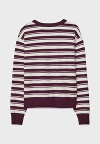 Sweter w bordo i białe paski, dzianinowa tekstura, okrągły dekolt, długie rękawy, ściągacze przy mankietach i u dołu, luźny krój, bez widocznych logotypów czy elementów metalowych.