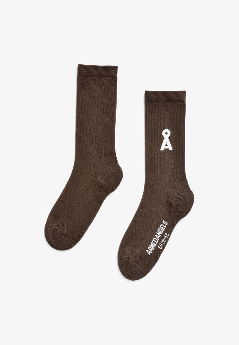 Chaussettes marron côtelées avec un logo et un texte blanc au niveau de la cheville, fabriquées à partir d'un tissu doux pour le confort et la durabilité.