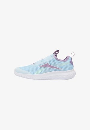 Hellblauer Sportschuh aus Mesh zum Hereinschlüpfen mit lavendelfarbenen Akzenten, weißer, gepolsterter Sohle und Schlaufen an Ferse und Zunge.