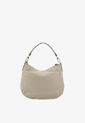 Sac à main en cuir beige avec une silhouette courbée, surface texturée, fermeture éclair et une poignée noire en accent.