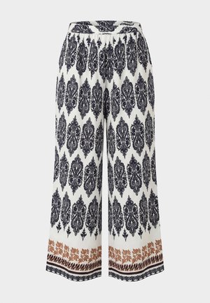 Platas balts bikšu modelis ar melnu ornamentālu vertikālu rakstu un brūnu ziedu apmali pie apakšas, elastīga jostasvieta.