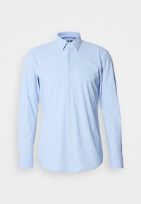 Chemise habillée pour homme à manches longues bleu clair avec col pointu et fermeture boutonnée sur le devant, sur fond blanc.