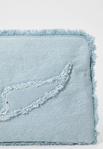 Lichtblauwe denim clutch met rafelige randen, voorzien van een getextureerd stiksels patroon in witte draad. Rechthoekige vorm, zachte stof.