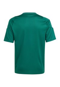 Camiseta deportiva verde de manga corta con cuello redondo. Textura suave, ajuste estructurado, con acentos blancos en las mangas.