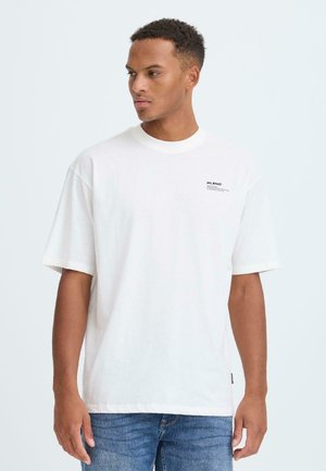 Witte katoenen t-shirt met korte mouwen en een ronde hals, voorzien van een zwart logo gedrukt op de linkerborst. Casual pasvorm en zachte textuur.