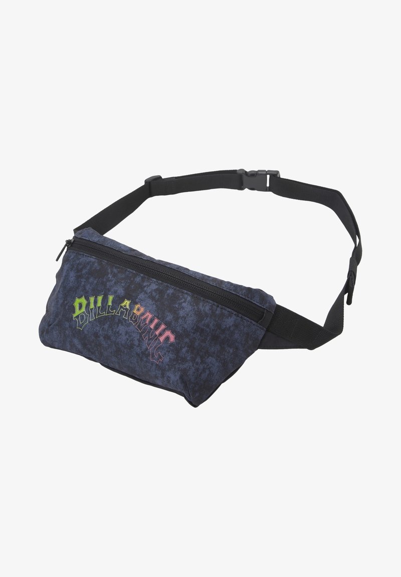 Sac banane en tissu bleu foncé à motifs avec une bandoulière réglable noire et un logo coloré "Billabong" sur la poche avant zippée.