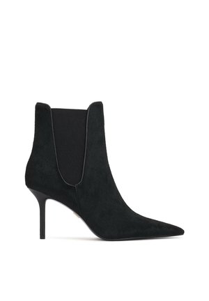 Μαύρο ankle boot με μυτερή μύτη, ψηλό τακούνι στιλέτο και ελαστικά πλαϊνά πάνελ για εύκολη εφαρμογή.