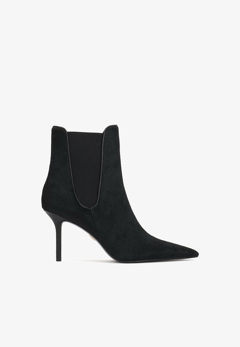 Μαύρο ankle boot με μυτερή μύτη, ψηλό τακούνι στιλέτο και ελαστικά πλαϊνά πάνελ για εύκολη εφαρμογή.