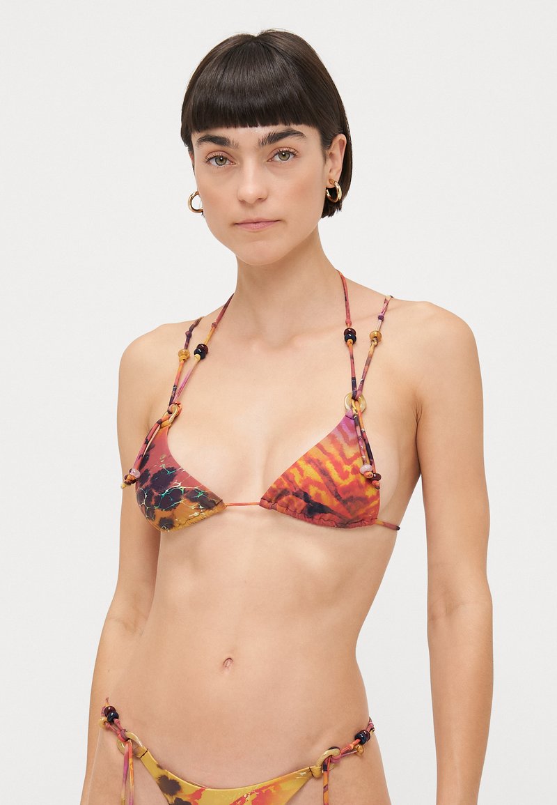 Flerfärgad bikini med en blandning av djur- och abstrakta mönster, med trekantskupor och dekorativa pärlor på banden.