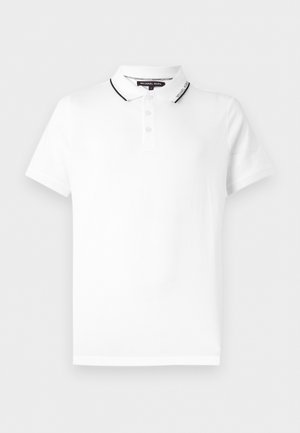 Polo blanc à manches courtes avec col bordé de noir, patte à trois boutons et logo "Michael Kors" sur les bords intérieurs et extérieurs du col.