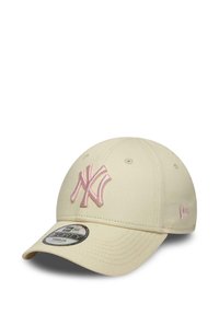 Cremfarbener Baseballcap mit gebogenem Schirm, versehen mit einem rosa gestickten New York Yankees-Logo auf der Vorderseite und einem seitlichen Logo-Emblem.