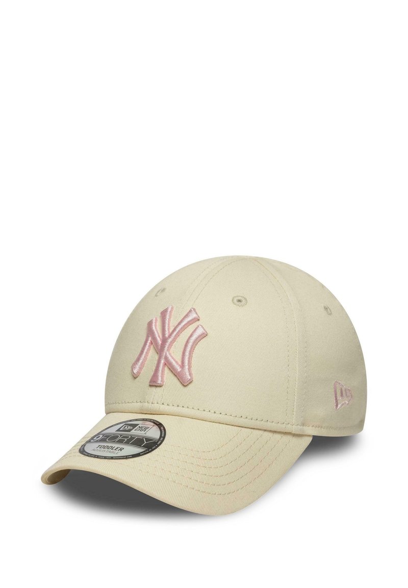 Cremfarbener Baseballcap mit gebogenem Schirm, versehen mit einem rosa gestickten New York Yankees-Logo auf der Vorderseite und einem seitlichen Logo-Emblem.