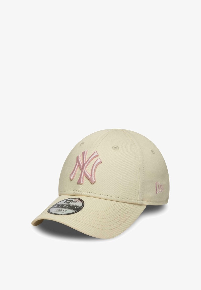 Cremfarbener Baseballcap mit gebogenem Schirm, versehen mit einem rosa gestickten New York Yankees-Logo auf der Vorderseite und einem seitlichen Logo-Emblem.
