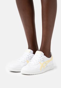 ASICS SportStyle JAPAN S - Sapatilhas - white/butter