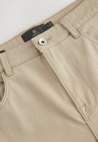 SLIM FIT - SOFT TOUCH  - Auduma bikses - stone