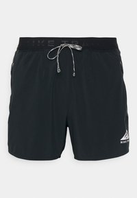 Bañador negro con cintura ajustable por cordón, bolsillos laterales con cremallera y un pequeño logo blanco en la parte inferior derecha. Tela suave, longitud a mitad del muslo.