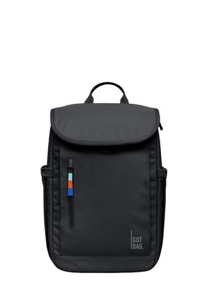 Zaino nero con pattina superiore, tasca frontale verticale con cerniera e tiretto multicolore, tasche laterali e logo "GOT BAG" in basso a destra.