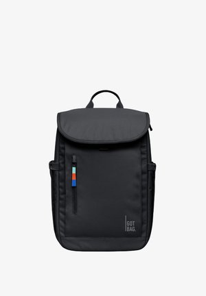 Schwarzer Rucksack mit oberer Klappe, vorderer vertikaler Reißverschlusstasche mit mehrfarbigem Zipper, Seitentaschen und "GOT BAG" Logo unten rechts.