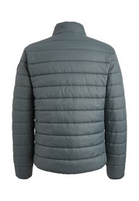 Giacca imbottita di colore grigio scuro, con colletto alto, cuciture orizzontali e una superficie liscia. Nessuna attrezzatura o decorazione visibile.