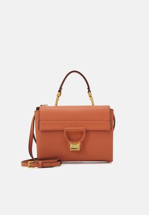 Sac à main en cuir marron avec fermoir doré, poignée supérieure et sangle d'épaule réglable sur un fond clair.