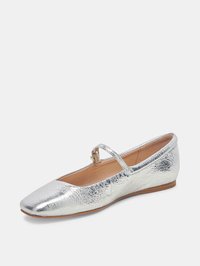 Ballerine metalliche argento con punta quadrata, una sottile fascetta alla Mary Jane e una suola piatta e solida. La superficie ha una texture screpolata.