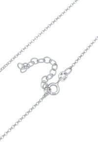 Collana in argento sterling con maglie intrecciate, dotata di chiusura a leva e contrassegnata con "925" per la purezza dell'argento. Texture liscia e finitura lucida.