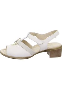 Witte leren sandaal met een peep-toe ontwerp, elastische banden en een bescheiden houten hak. Bevat accenten van hardware in goudkleur.