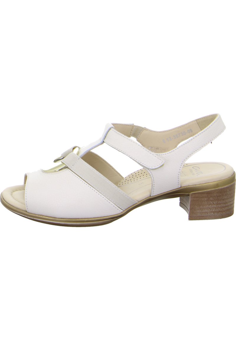 Witte leren sandaal met een peep-toe ontwerp, elastische banden en een bescheiden houten hak. Bevat accenten van hardware in goudkleur.