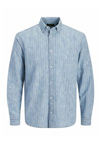 Chemise bleu clair à manches longues avec boutons, motif texturé subtil et col boutonné, présentée sur fond blanc.
