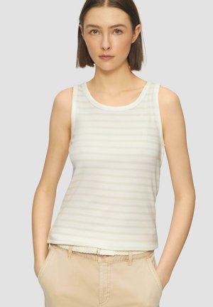 Witte en lichtbeige gestreepte tanktop met een ronde halslijn en mouwloos ontwerp, gecombineerd met lichte kaki broeken en een gevlochten riem.