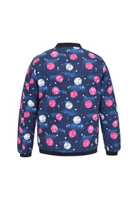 Giubbotto bomber blu con una stampa a tema spaziale che presenta pianeti rosa e grigi su uno sfondo blu navy. Collo e polsini a costine.
