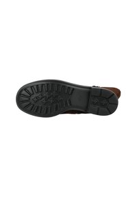Botte en daim marron avec une semelle en caoutchouc noir texturé, présentant un motif nervuré pour l'adhérence et une silhouette élégante sans aucune quincaillerie visible.