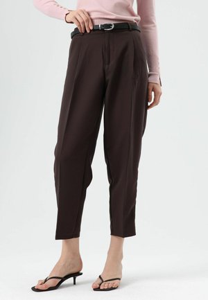 TAPERED - Pantalon classique - brown