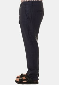 Pantaloni in lino leggeri di colore blu scuro con taglio dritto. Presentano tasche laterali, una tasca posteriore e una vita ampia e comoda.