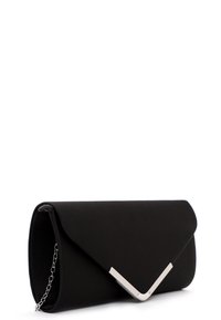 Pochette enveloppe noire avec un accent métallique argenté en forme de V et une lanière partielle en chaîne argentée sur fond blanc.