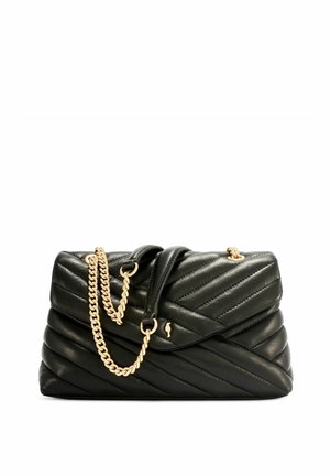 Czarna pikowana skórzana torebka z ukośnymi przeszyciami, złotym łańcuszkowym paskiem i klapą zamykaną na złożenie.
