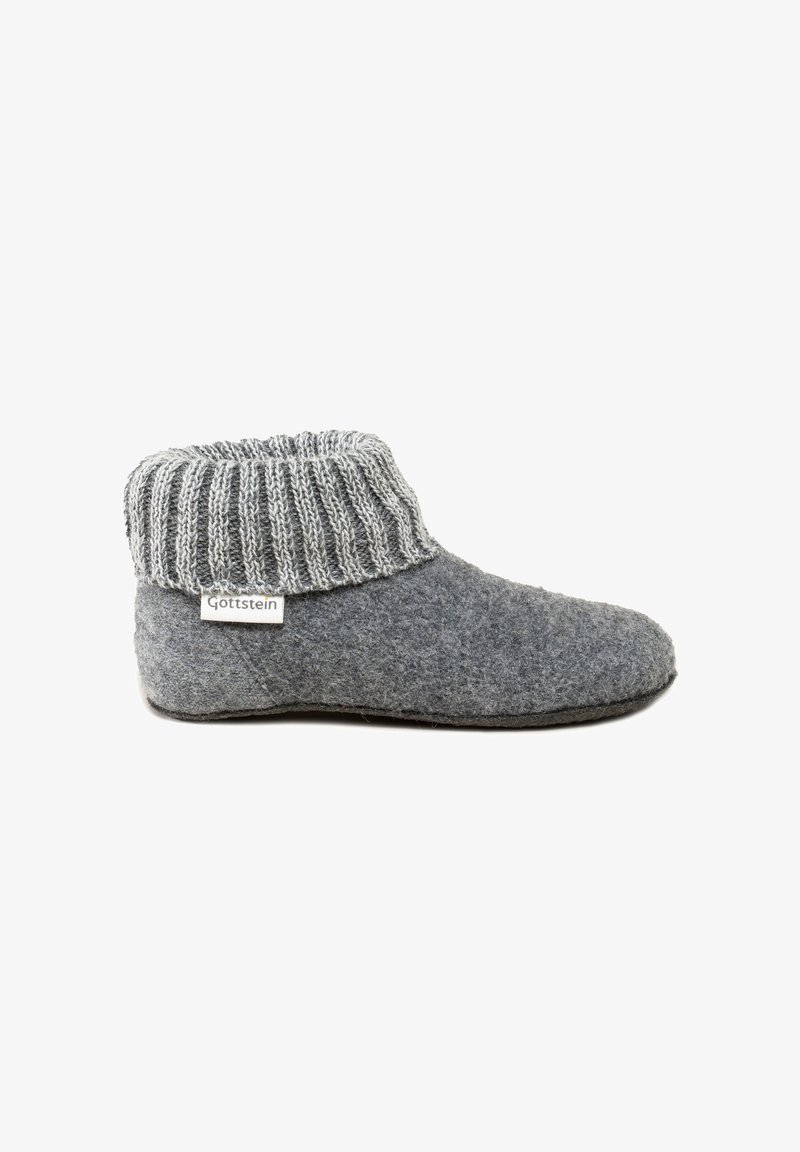 Pantofole grigie con bordo lavorato a maglia piegato e una piccola etichetta bianca con la scritta "Gottstein," mostrate dal lato esterno su sfondo bianco.