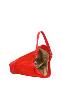 Rode suède handtas met gladde leren accenten, driehoekige vorm, enkel handvat en een lichtbeige interieur met een ritszak.