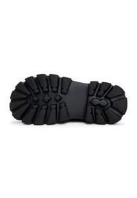 Semelle de botte noire robuste avec des crampons profonds et texturés et des zones d'adhérence à motifs, conçue pour la traction et la durabilité.