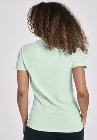 Mintgrön kortärmad t-shirt, tillverkad av mjuk bomull, figurnära design, slät textur, med rundad halsringning och utan synliga mönster.