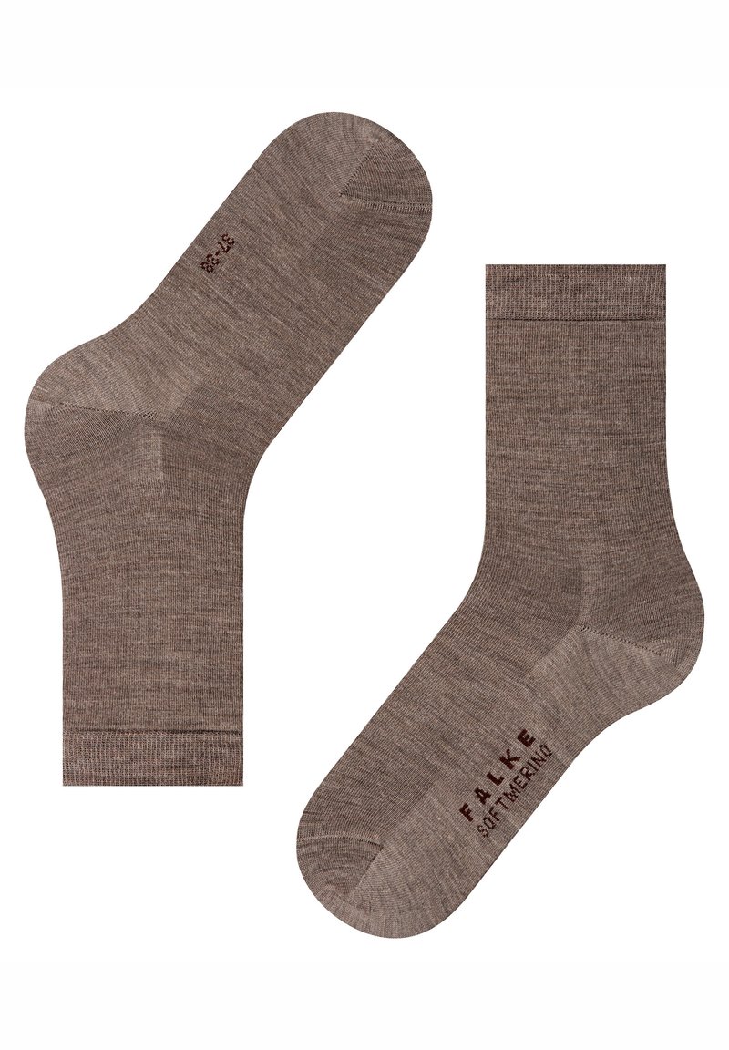 Calzini alla caviglia marroni realizzati in materiale morbido con una consistenza liscia. Presentano un polsino a coste e il marchio "FALKE" in rosso scuro sul lato.