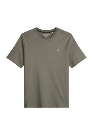 Olivengroene T-shirt met korte mouwen en ronde hals, met klein wit "M OP"-logo op de linkerborst.