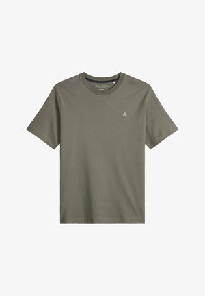 Olivengroene T-shirt met korte mouwen en ronde hals, met klein wit "M OP"-logo op de linkerborst.