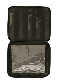 Funda de almacenamiento con patrón de camuflaje y cierre de cremallera. El interior cuenta con un bolsillo transparente y correas para asegurar el contenido. Tela texturizada.