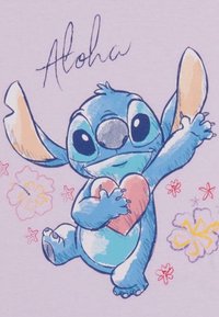 Camiseta gráfica de color púrpura claro con un personaje de dibujo animado azul sosteniendo un corazón rosa, rodeado de flores y con la palabra "Aloha" arriba.
